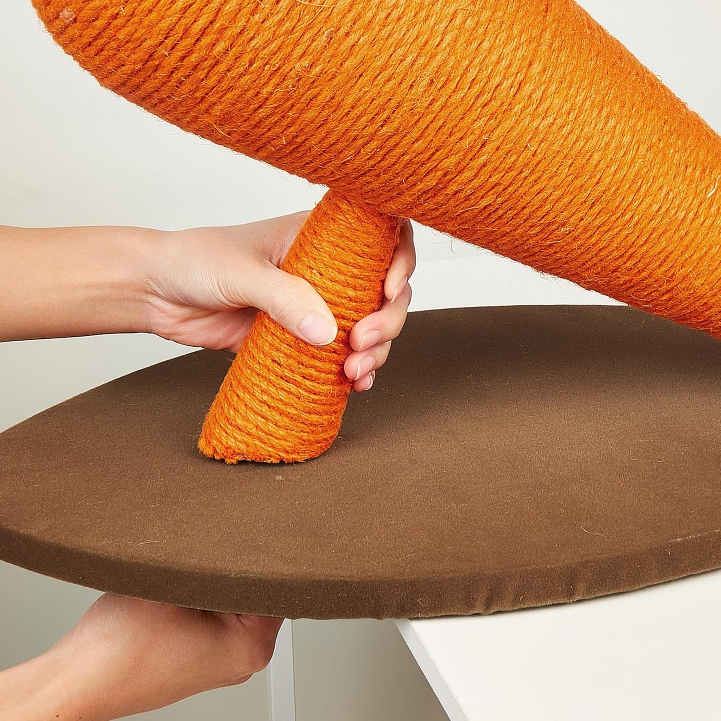 FOFOS Trụ Cào Móng Hình Cà Rốt Cho Mèo – Dây Sisal Tự Nhiên, Có Cỏ Bạc Hà 58x30x30cm